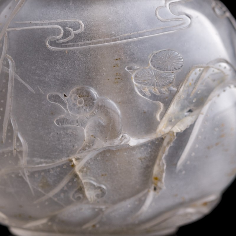 十九世紀 水晶雕松猴圖鼻烟壺 | A Chinese crystal 'pine and monkey' snuff bottle, 19th century - 图8