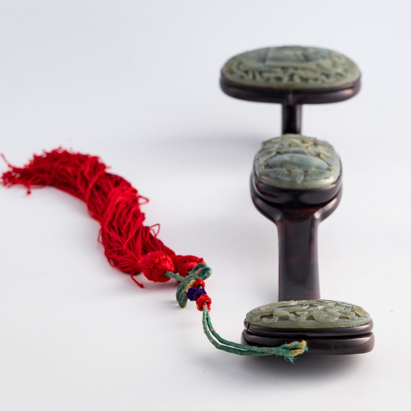 清乾隆 硬木三鑲玉如意 （附原配硬木玻璃罩） | A Chinese hardwood ruyi scepter with three jade mounts, Qianlong period, Qing dynasty - 图8