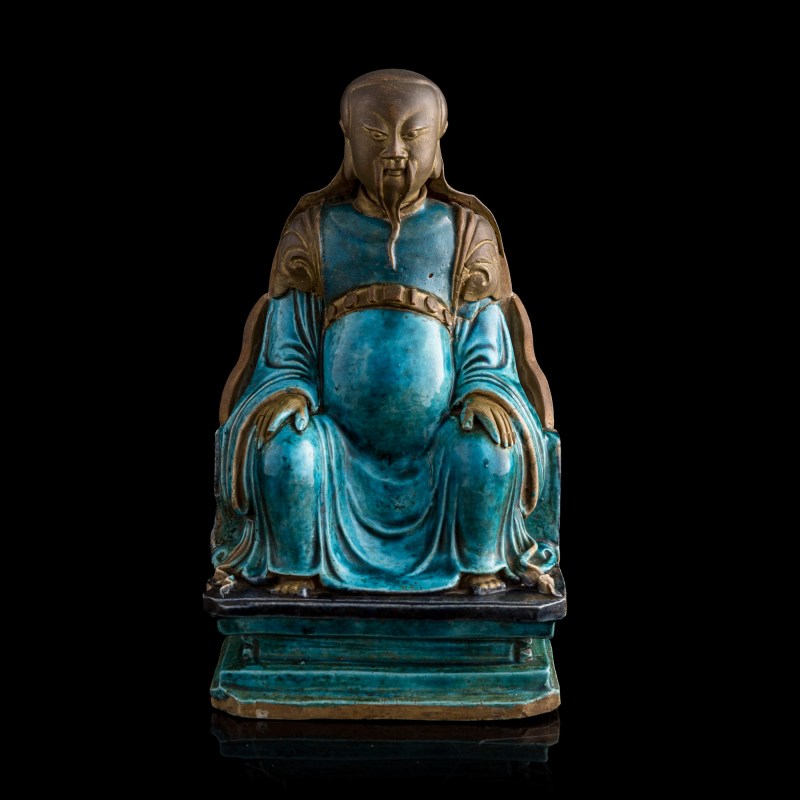 明代 素三彩真武大帝像 | A Chinese sancai-glazed porcelain figure of Zhenwu, Ming dynasty - 图2