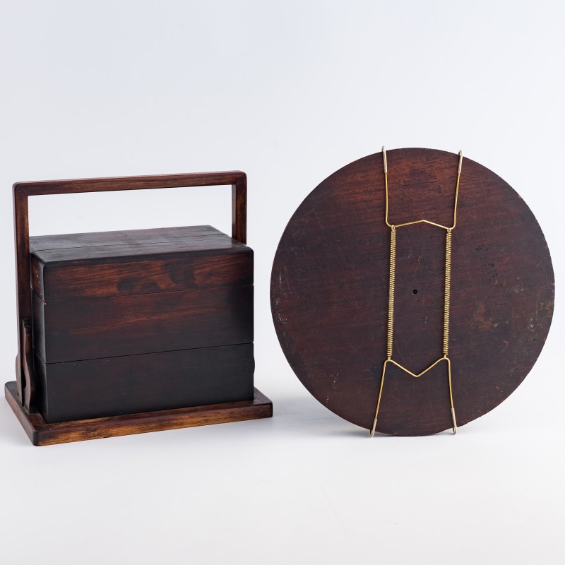 清代或更晚 紫檀提盒及硬木雕獅紋圓屏 | A Chinese Zitan tiered carrying box and a hardwood 'lion' plaque, Qing dynasty or later - 图2