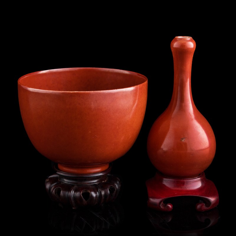 十八/十九世紀 珊瑚紅碗及蒜頭瓶（附木座及錦盒） | A Chinese coral-red-glazed bowl and garlic-head vase, 18th/19th century - 图4