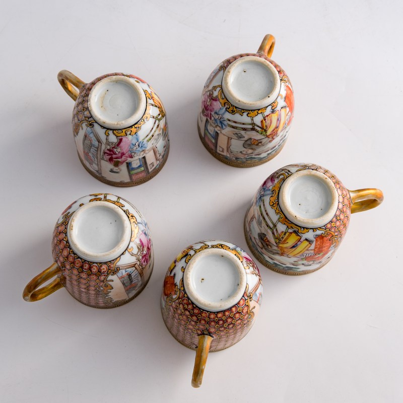 十九世紀早 外銷錦地描金開窗粉彩人物茶具一組 | A set of Chinese export brocade-pattern-ground famille rose tea ware, early 19th century - 图21