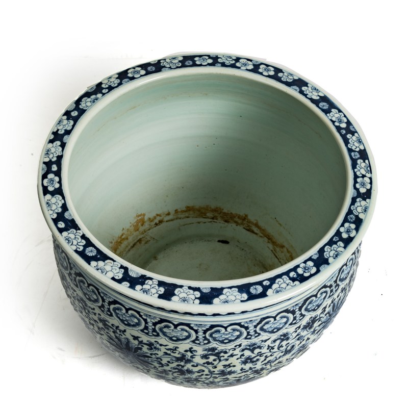 十九世紀早 青花纏枝蓮缸 | A Chinese blue and white 'lotus scrolls' jar, early 19th century - 图6