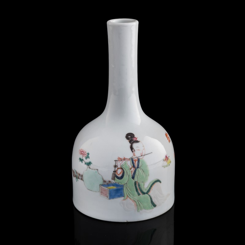 清雍正 粉彩仕女搖鈴尊 | A Chinese famille rose bell-shaped zun, Yongzheng period, Qing dynasty - 图1