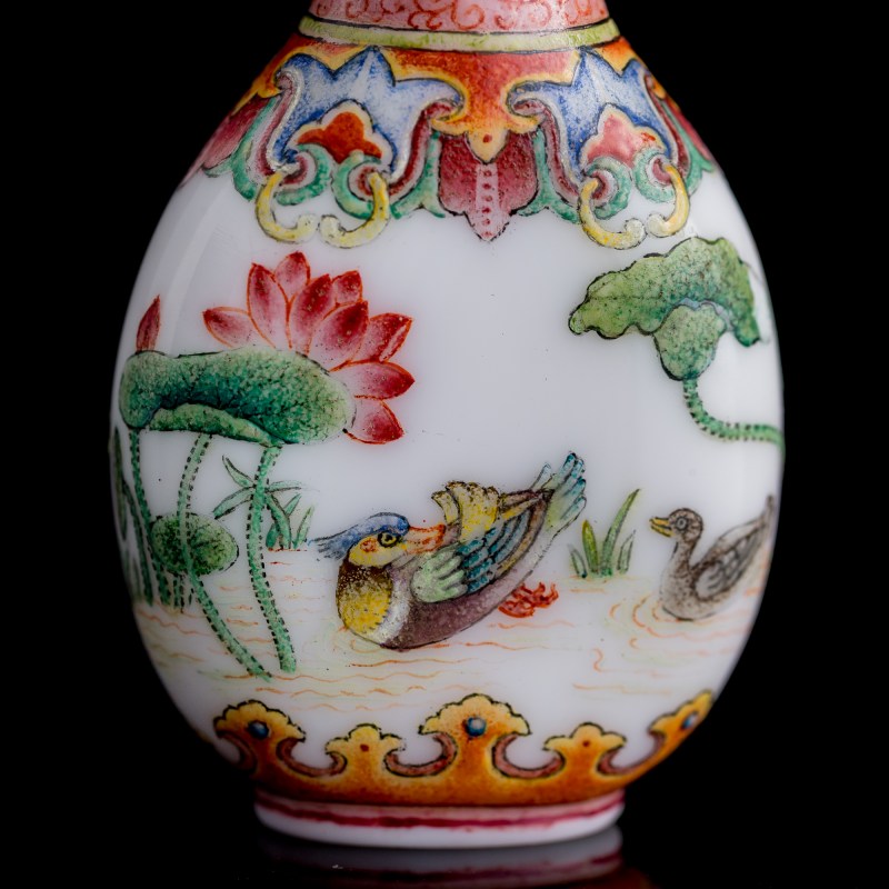 清乾隆 料胎畫珐琅荷塘鴛鴦圖鼻烟壺（附盒） | A Chinese enameled glass 'lotus pond and Mandarin duck' snuff bottle, Qianlong period, Qing dynasty - 图10
