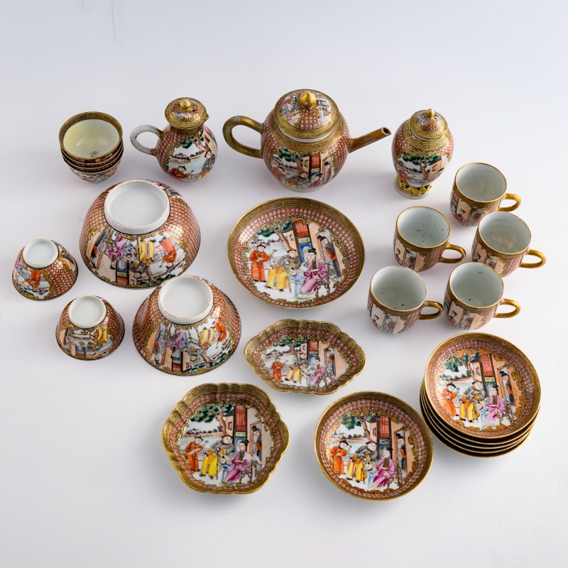 十九世紀早 外銷錦地描金開窗粉彩人物茶具一組 | A set of Chinese export brocade-pattern-ground famille rose tea ware, early 19th century - 图1