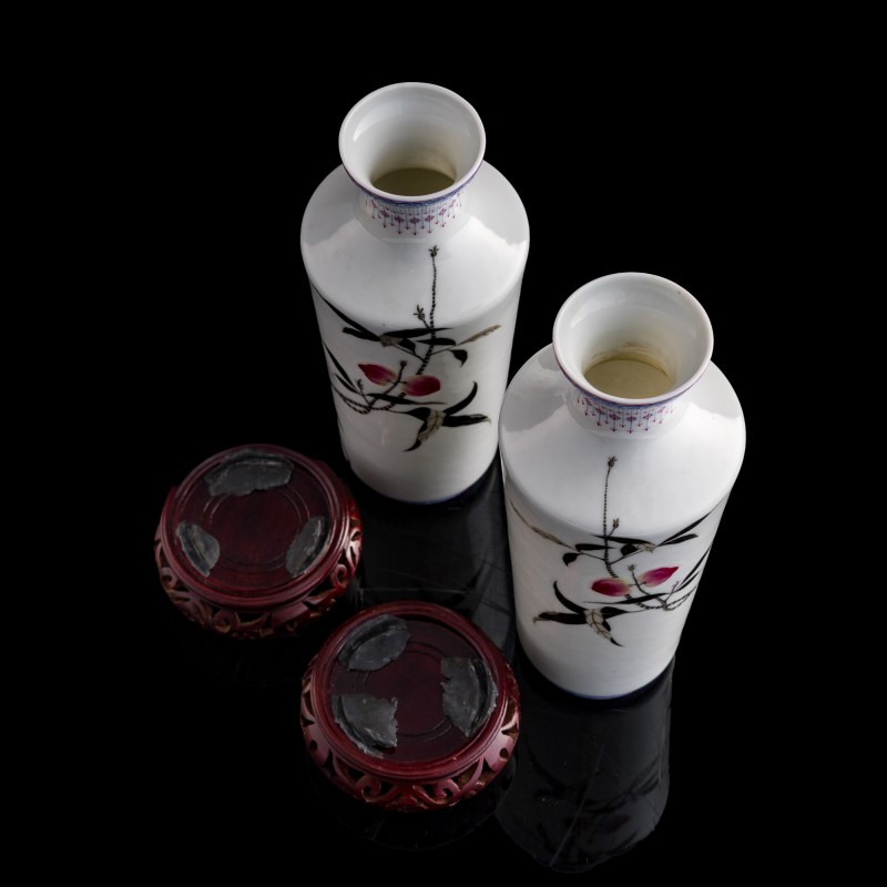 民國 仿珐琅彩壽桃松鼠瓶一對（附木座及錦盒） | A pair of Chinese falangcai-style 'peaches and squirrels' vases, Republic period - 图6