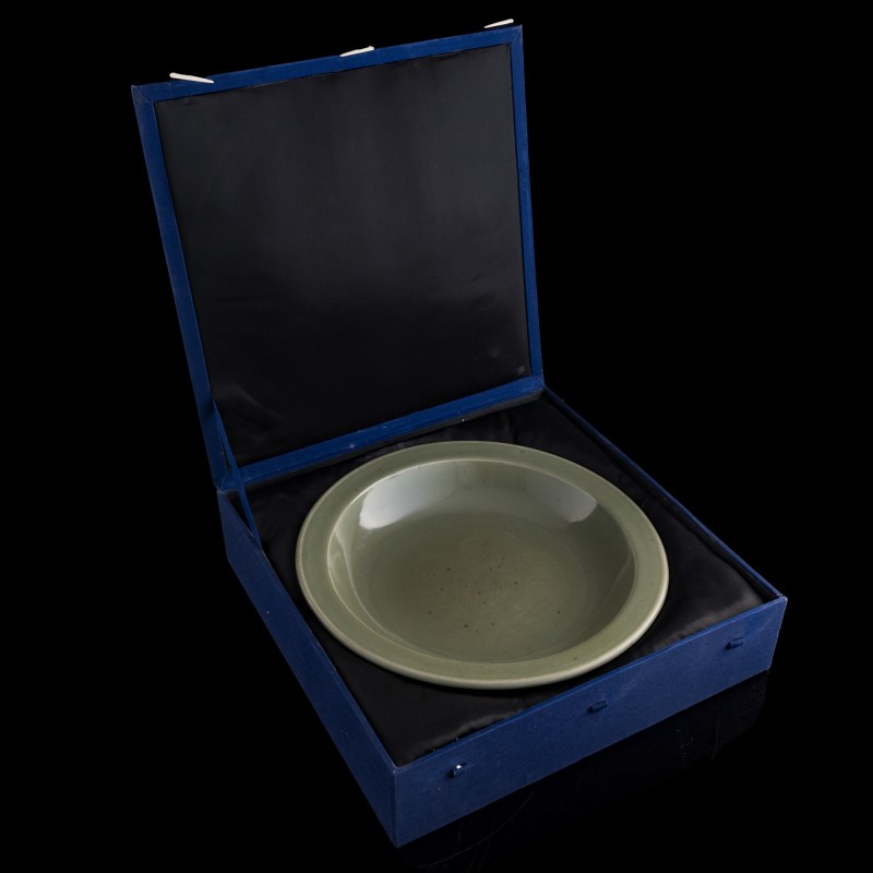 明代 龍泉刻花折沿大盤（附盒） | A Chinese carved Longquan celadon charger with everted rim, Ming dynasty - 图6