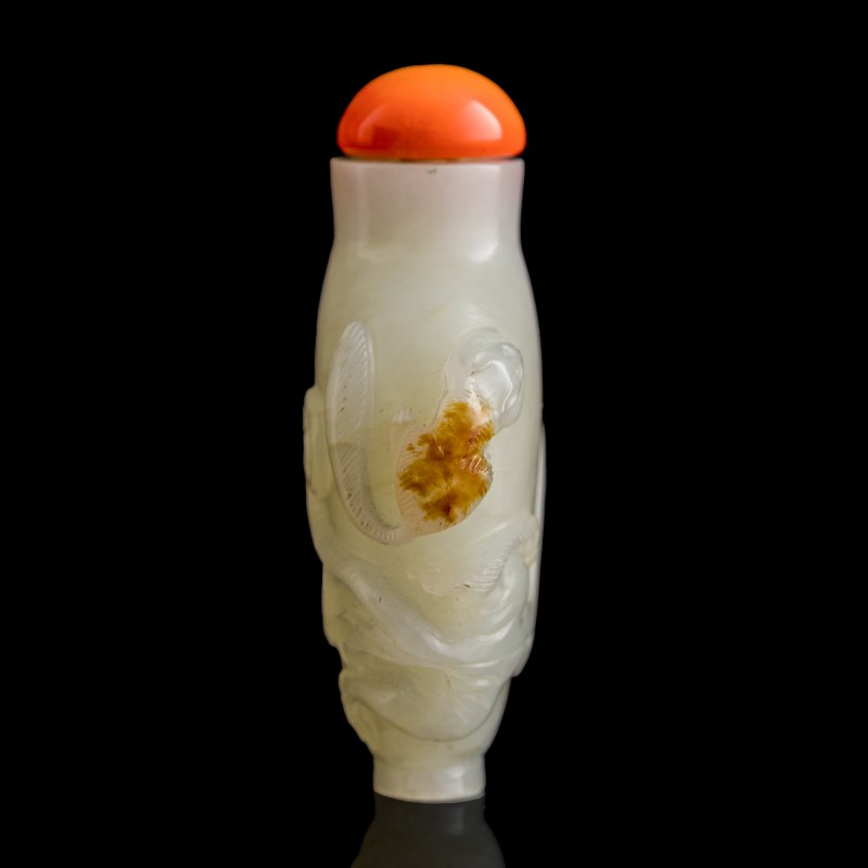 十八世紀 白玉留皮雕螭龍鼻烟壺 | A Chinese white jade 'chilong' snuff bottle with russet skin, 18th century - 图2