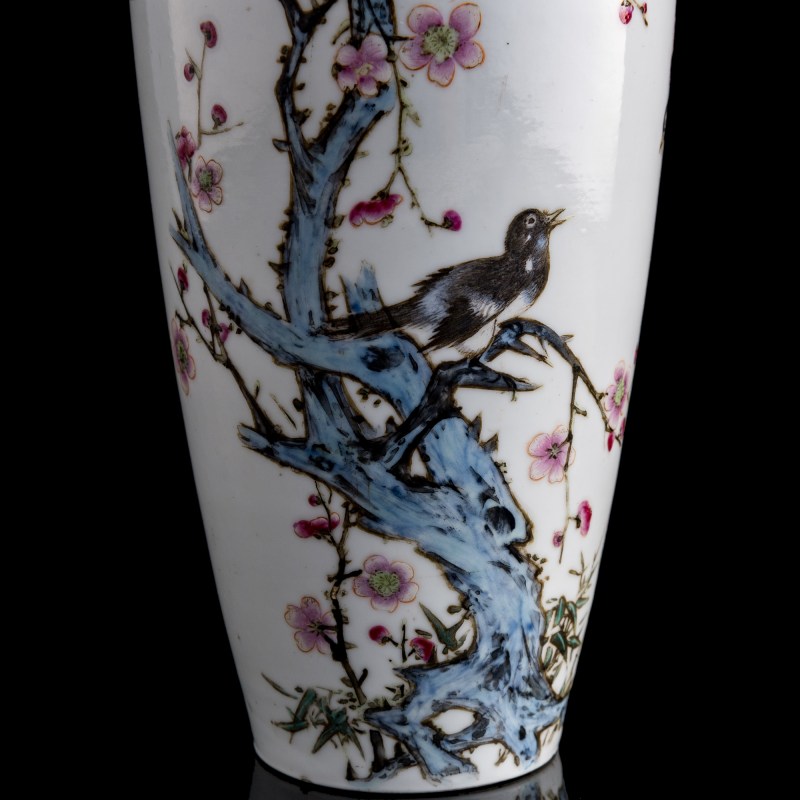 民國 粉彩喜鵲登梅瓶 | A Chinese famille rose 'Magpies and Prunus' vase, Republic period - 图8