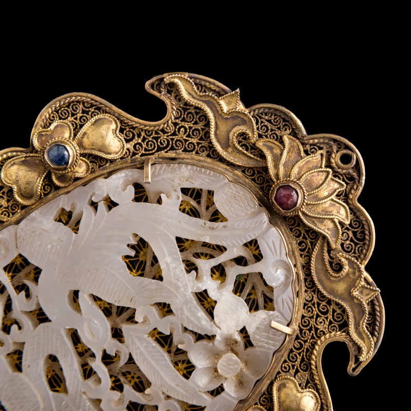 銀鎏金累絲鑲明代白玉鏤雕瓦頭 | A Chinese gilt-silver filigree-mounted white jade plaque, Ming dynasty (jade) - 图6