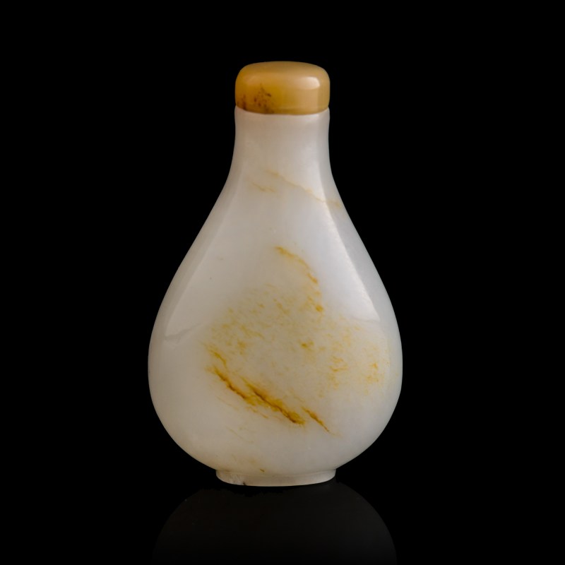 十九世紀早 白玉留皮鼻烟壺 | A Chinese white jade russet-skin snuff bottle, early 19th century