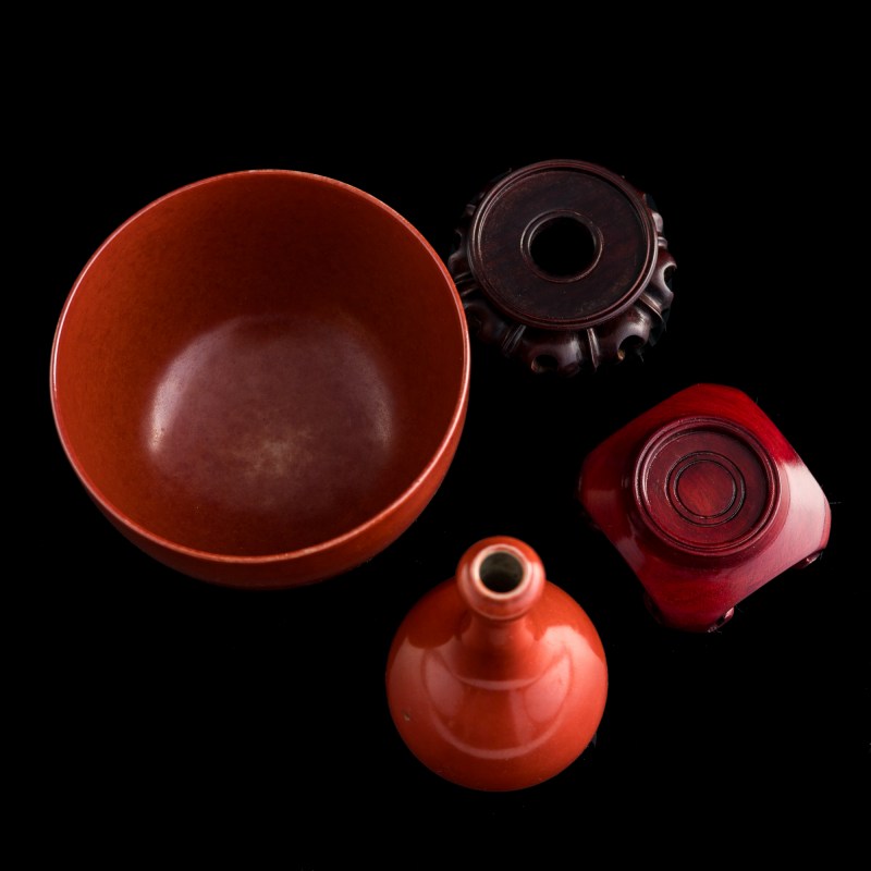 十八/十九世紀 珊瑚紅碗及蒜頭瓶（附木座及錦盒） | A Chinese coral-red-glazed bowl and garlic-head vase, 18th/19th century - 图5