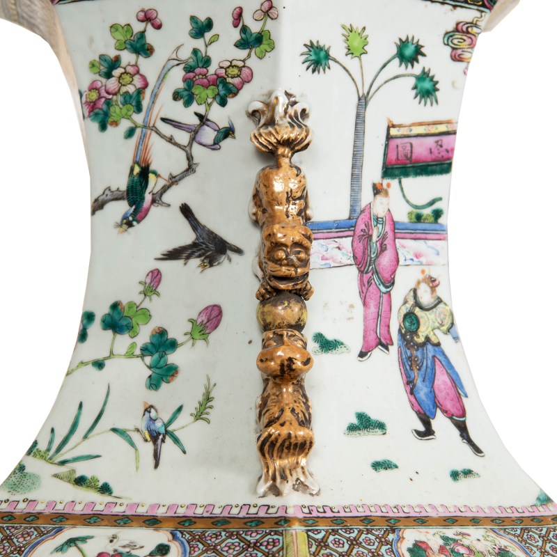 清同治 粉彩花鳥人物六方大瓶一對（附木座） | A pair of large Chinese famille rose hexagonal vases, Tongzhi period, Qing dynasty - 图19