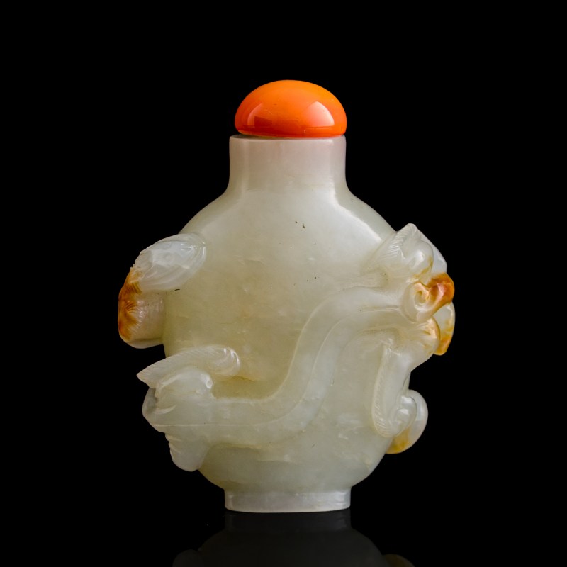 十八世紀 白玉留皮雕螭龍鼻烟壺 | A Chinese white jade 'chilong' snuff bottle with russet skin, 18th century - 图3