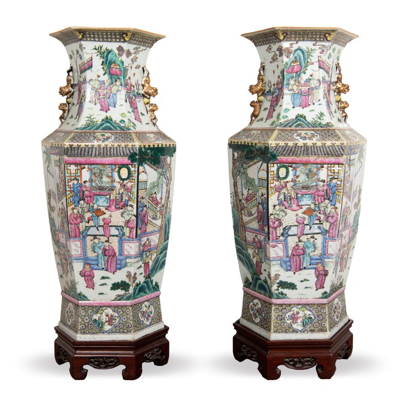 清同治 粉彩花鳥人物六方大瓶一對（附木座） | A pair of large Chinese famille rose hexagonal vases, Tongzhi period, Qing dynasty - 图1