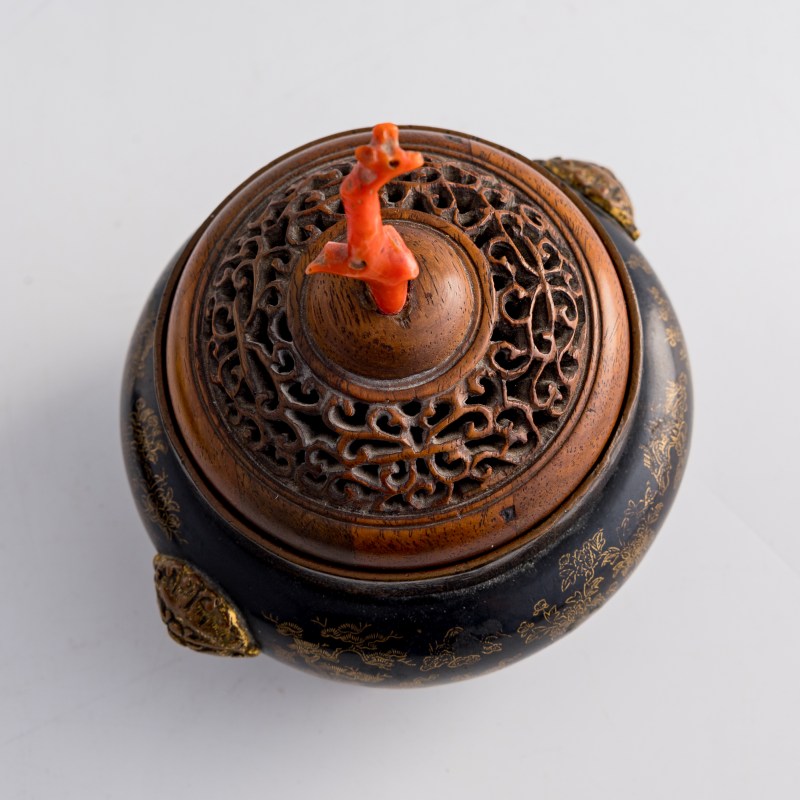 清乾隆 烏銅走金獸耳三足熏爐（配硬木透雕蓋） | A Chinese gold-inlaid darkened copper tripod incense burner, Qianlong period, Qing dynasty - 图5