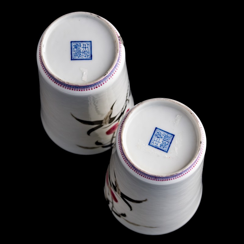 民國 仿珐琅彩壽桃松鼠瓶一對（附木座及錦盒） | A pair of Chinese falangcai-style 'peaches and squirrels' vases, Republic period - 图7