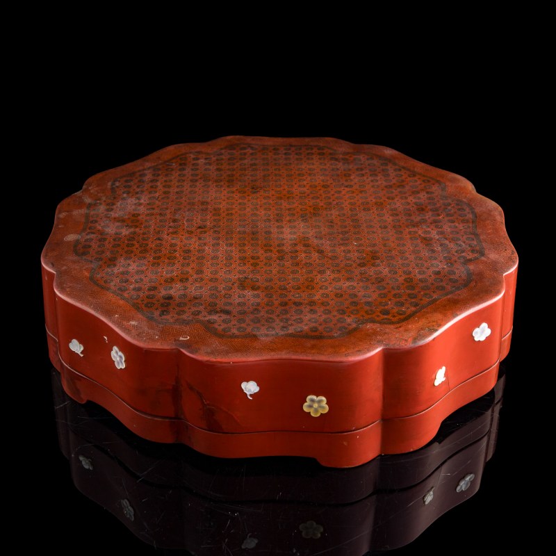 清乾隆 漆繪錦地紋葵形捧盒 | A Chinese painted lacquer 'brocade-pattern' lobed box, Qianlong period, Qing dynasty - 图2