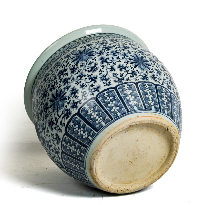 十九世紀早 青花纏枝蓮缸 | A Chinese blue and white 'lotus scrolls' jar, early 19th century - 图7