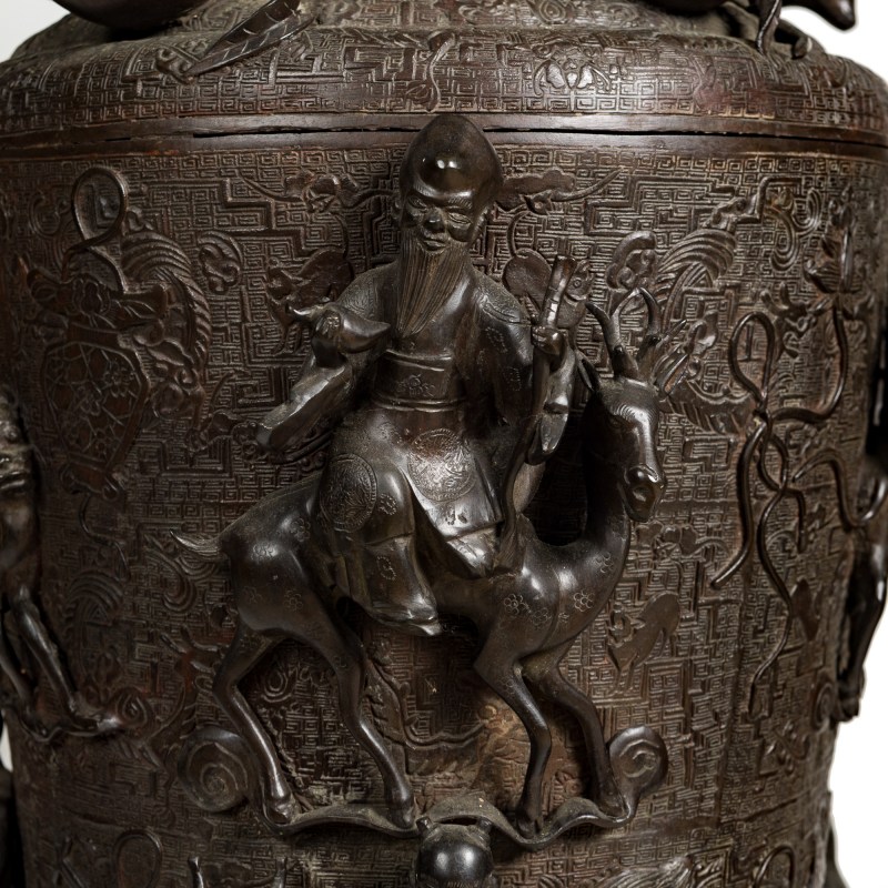 十八世紀 銅群仙祝壽圖像耳大瓶一對 | A pair of Chinese bronze 'immortals' elephant-head-handled vases, 18th century - 图8