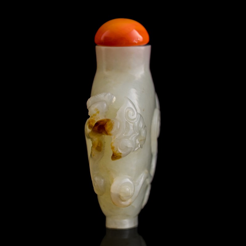 十八世紀 白玉留皮雕螭龍鼻烟壺 | A Chinese white jade 'chilong' snuff bottle with russet skin, 18th century - 图4
