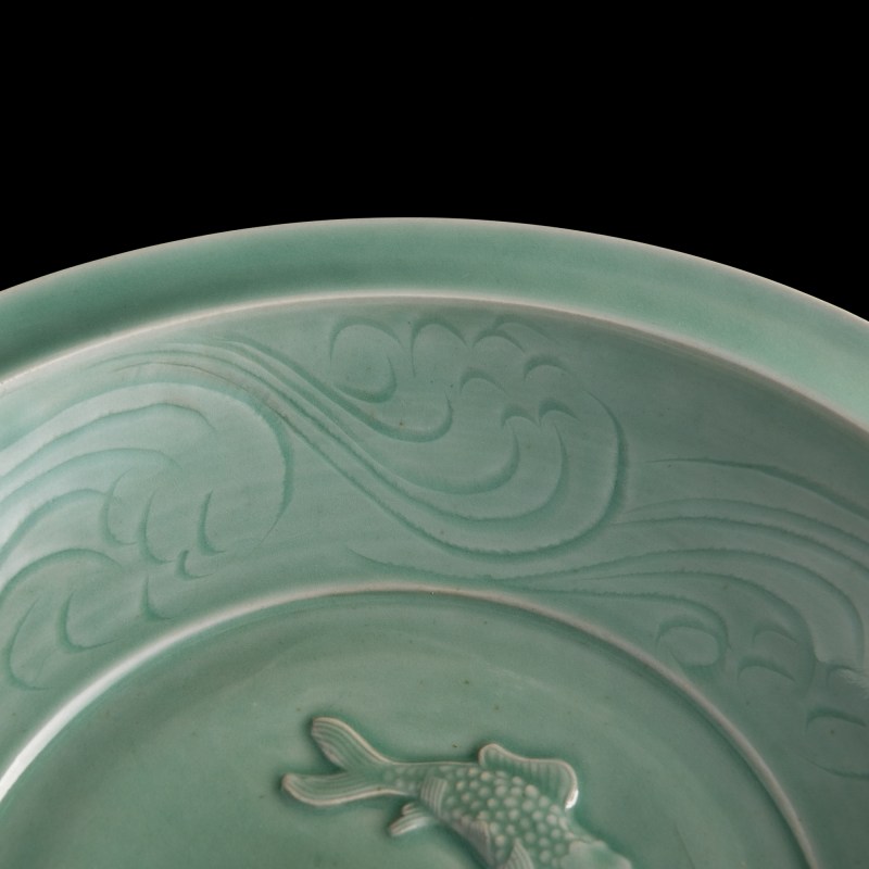 龍泉窑青釉雙魚折沿大盤 | A Chinese Longquan celadon 'twin fish' charger with everted rim - 图8