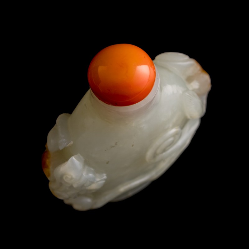 十八世紀 白玉留皮雕螭龍鼻烟壺 | A Chinese white jade 'chilong' snuff bottle with russet skin, 18th century - 图5