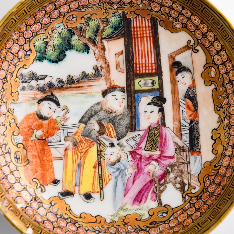 十九世紀早 外銷錦地描金開窗粉彩人物茶具一組 | A set of Chinese export brocade-pattern-ground famille rose tea ware, early 19th century - 图2