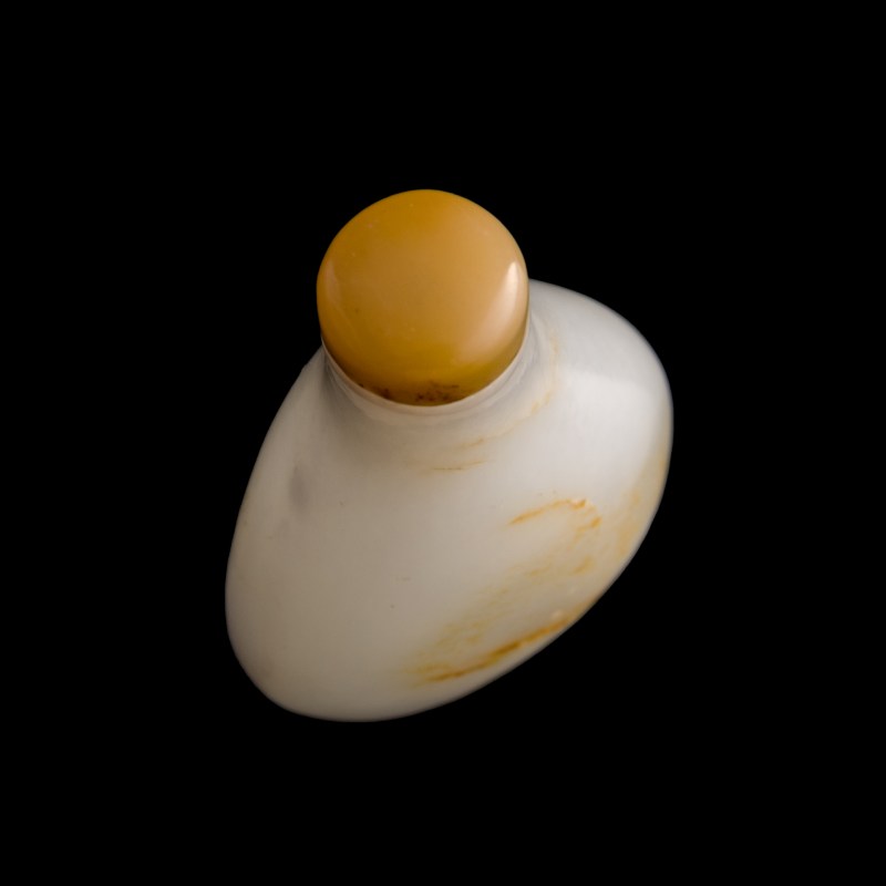 十九世紀早 白玉留皮鼻烟壺 | A Chinese white jade russet-skin snuff bottle, early 19th century - 图5