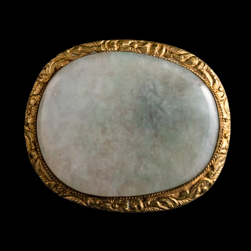 十八世紀 白玉鏤雕雲龍紋片嵌銅盒及銅鎏金鑲翡翠帶扣 | A Chinese white jade-mounted copper box and a jadeite-mounted gilt-copper belt buckle, 18th century - 图3