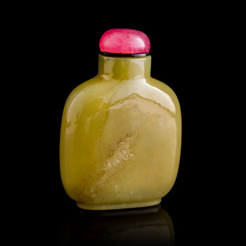十八世紀 黃玉雕蝠紋鼻烟壺 | A Chinese yellow jade 'bat' snuff bottle, 18th century
