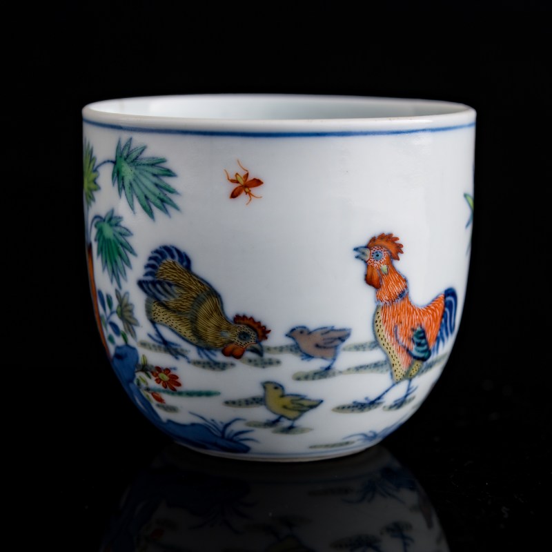 十八世紀 鬥彩鶏缸杯 | A Chinese doucai 'chicken' cup, 18th century - 图1