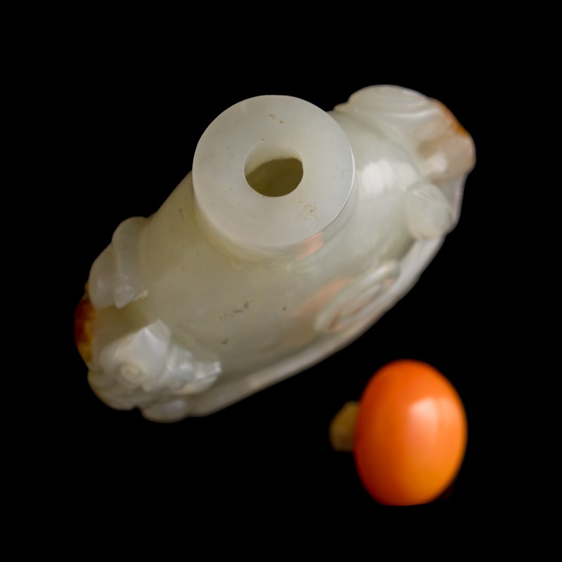 十八世紀 白玉留皮雕螭龍鼻烟壺 | A Chinese white jade 'chilong' snuff bottle with russet skin, 18th century - 图6
