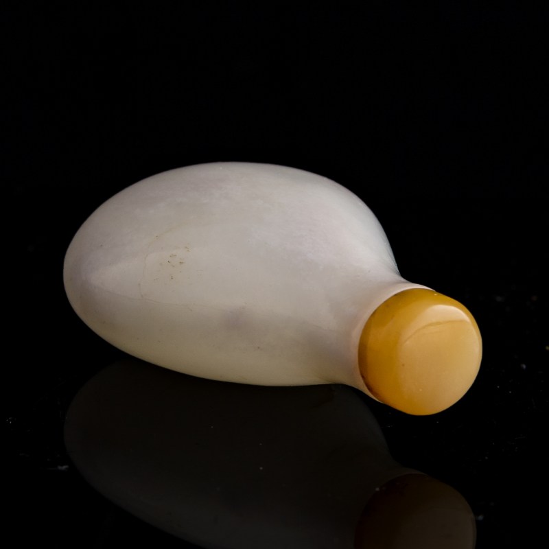 十九世紀早 白玉留皮鼻烟壺 | A Chinese white jade russet-skin snuff bottle, early 19th century - 图6