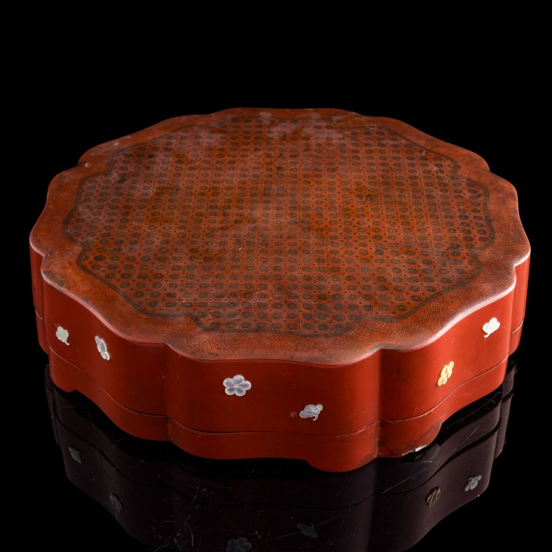 清乾隆 漆繪錦地紋葵形捧盒 | A Chinese painted lacquer 'brocade-pattern' lobed box, Qianlong period, Qing dynasty - 图3