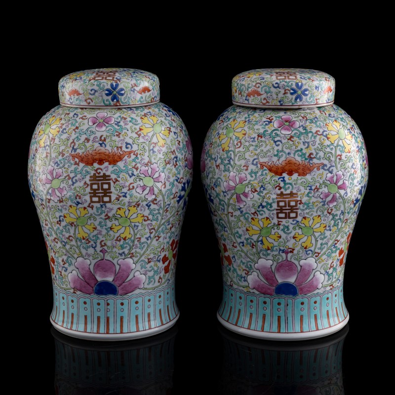 十九世紀晚 粉彩纏枝花卉雙喜蓋罐一對 | A pair of Chinese famille rose floral 'double happiness' covered jars, late 19th century - 图1