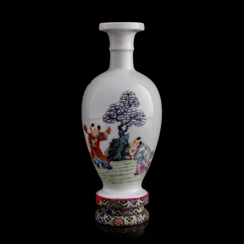 民國 粉彩嬰戲瓶（附原配錦座） | A Chinese famille rose 'boys' vase, Republic period - 图1