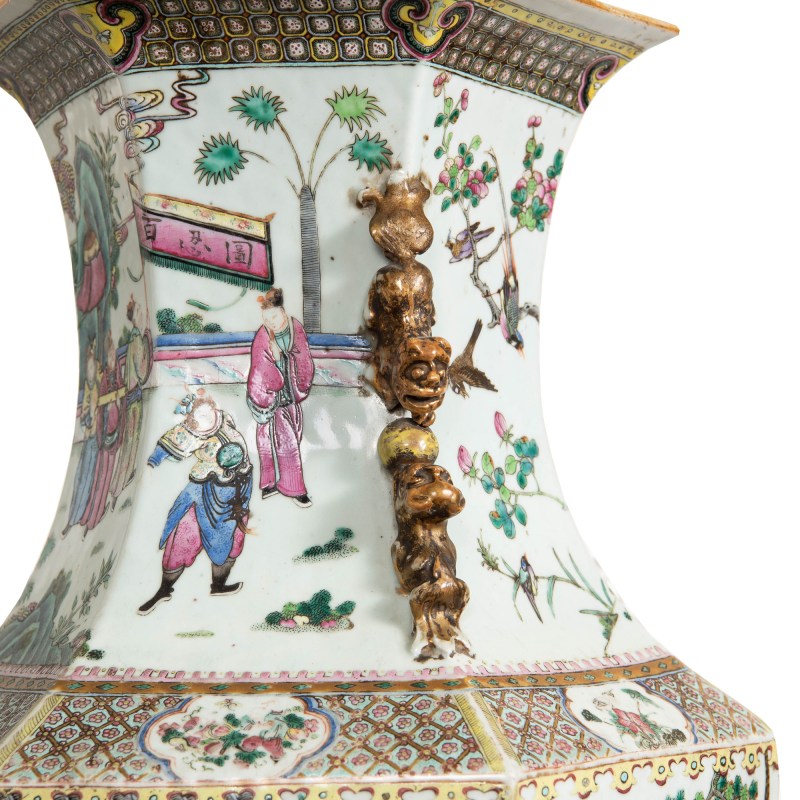 清同治 粉彩花鳥人物六方大瓶一對（附木座） | A pair of large Chinese famille rose hexagonal vases, Tongzhi period, Qing dynasty - 图20