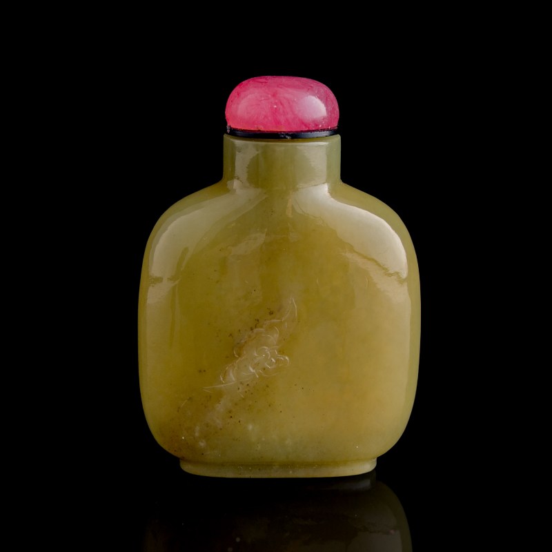 十八世紀 黃玉雕蝠紋鼻烟壺 | A Chinese yellow jade 'bat' snuff bottle, 18th century - 图2
