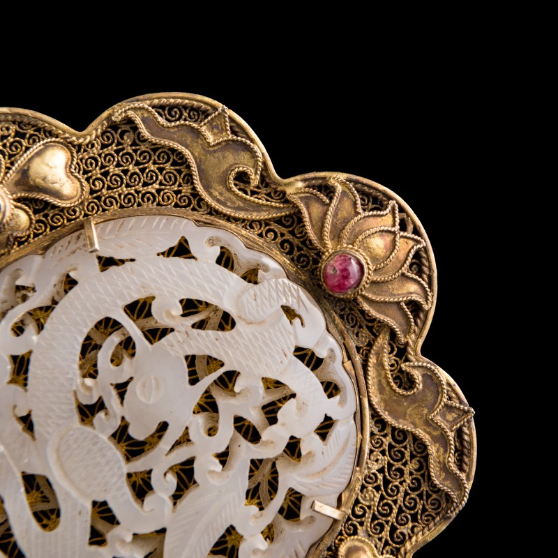 銀鎏金累絲鑲明代白玉鏤雕瓦頭 | A Chinese gilt-silver filigree-mounted white jade plaque, Ming dynasty (jade) - 图7
