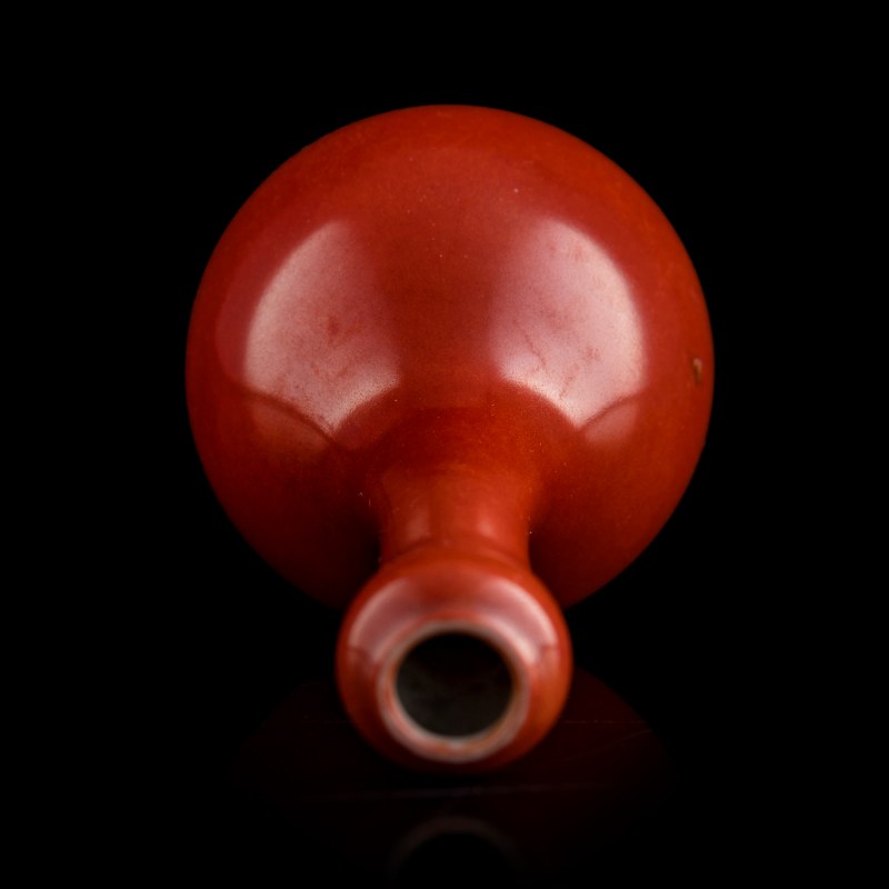 十八/十九世紀 珊瑚紅碗及蒜頭瓶（附木座及錦盒） | A Chinese coral-red-glazed bowl and garlic-head vase, 18th/19th century - 图7