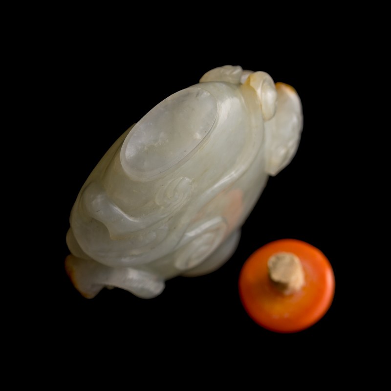 十八世紀 白玉留皮雕螭龍鼻烟壺 | A Chinese white jade 'chilong' snuff bottle with russet skin, 18th century - 图7