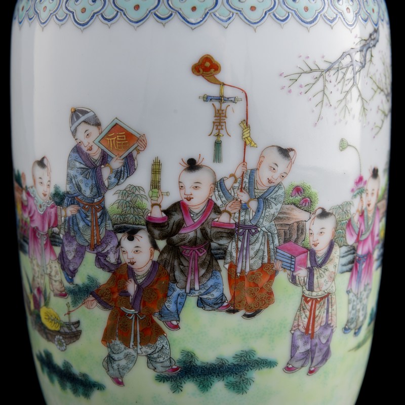 清同治 胭脂紅地粉彩嬰戲圖燈籠瓶 | A Chinese famille rose and ruby red lantern vase, Tongzhi period, Qing dynasty - 图8