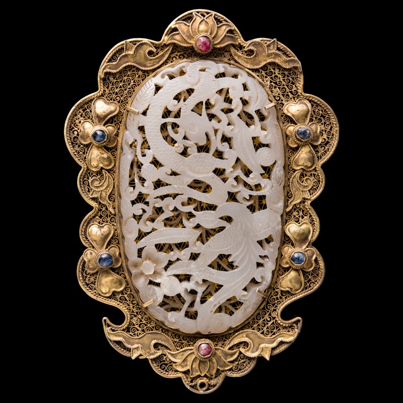 銀鎏金累絲鑲明代白玉鏤雕瓦頭 | A Chinese gilt-silver filigree-mounted white jade plaque, Ming dynasty (jade) - 图1