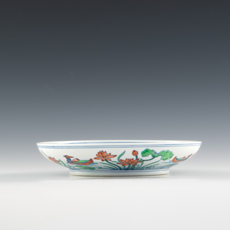 民國 仿雍正鬥彩荷塘鴛鴦紋盤（附盒） | A Chinese Yongzheng-style doucai 'lotus pond' plate, Republic period - 图6