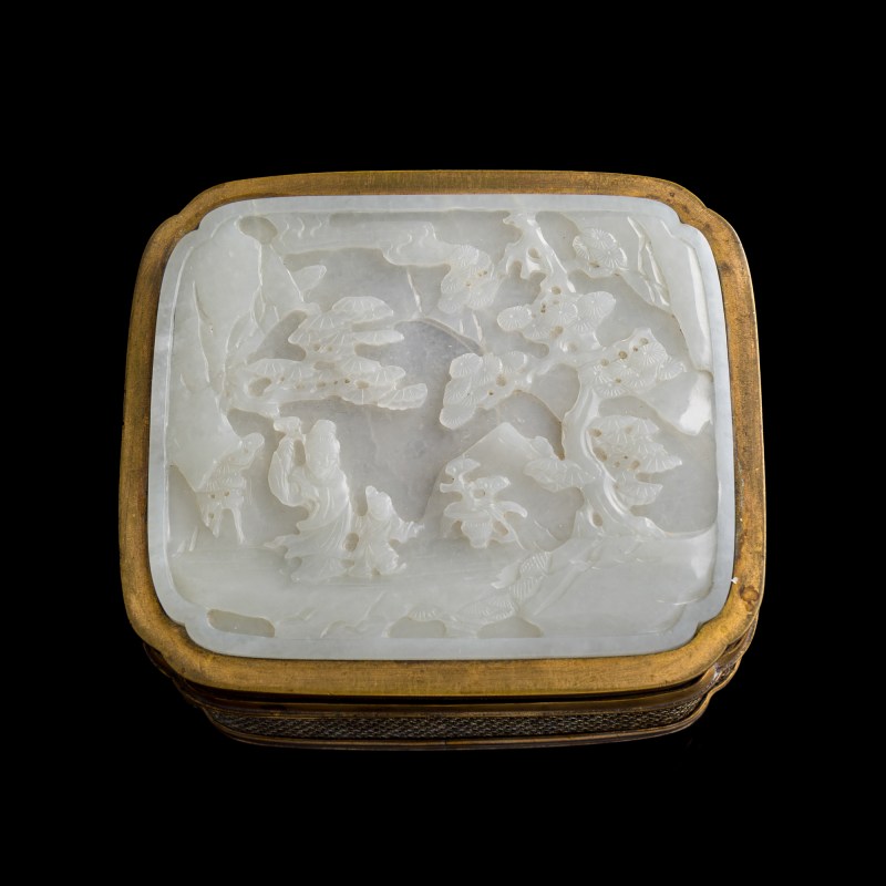 清中期 玉雕鬆下高仕瓦子銅盒 | A Chinese carved 'pine tree' and 'scholar' jade plaque- inlaid copper box, mid-Qing dynasty - 图1
