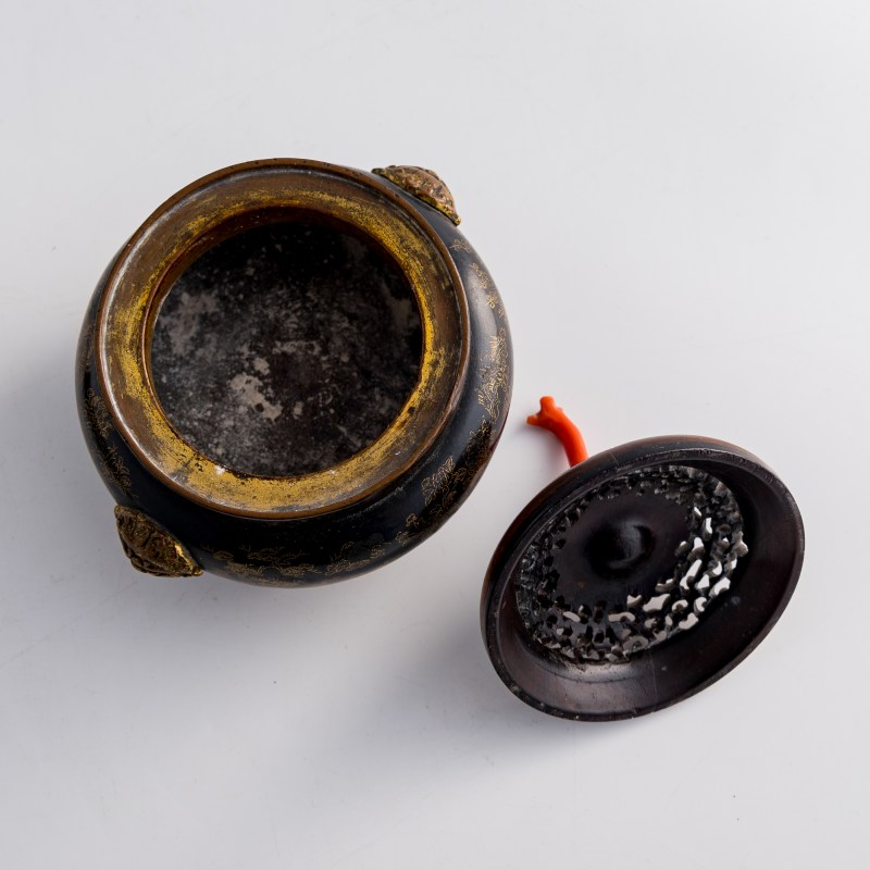 清乾隆 烏銅走金獸耳三足熏爐（配硬木透雕蓋） | A Chinese gold-inlaid darkened copper tripod incense burner, Qianlong period, Qing dynasty - 图6