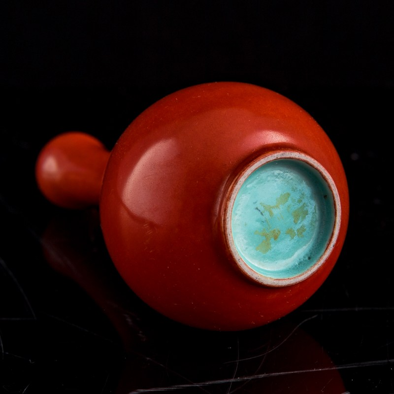 十八/十九世紀 珊瑚紅碗及蒜頭瓶（附木座及錦盒） | A Chinese coral-red-glazed bowl and garlic-head vase, 18th/19th century - 图8