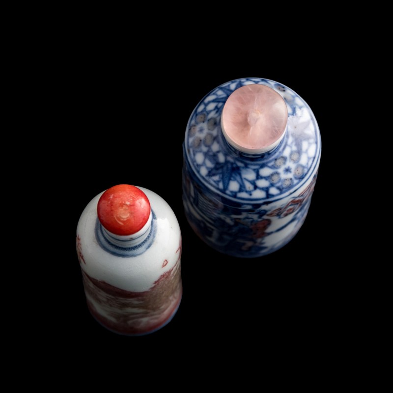 十九世紀 青花釉裏紅鼻烟壺兩隻 | Two Chinese blue and underglaze-red snuff bottles, 19th century - 图7
